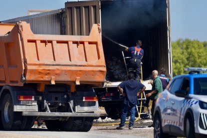 Humo saliendo del camión incendiado en la A-6 a la altura de Medina.
