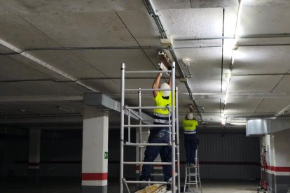 Operarios trabajando en el interior del aparcamiento de la plaza de la Solidaridad de Valladolid.