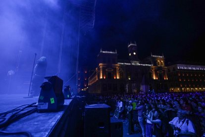 Un momento del concierto de Rusowsky en la Plaza Mayor de Valladolid