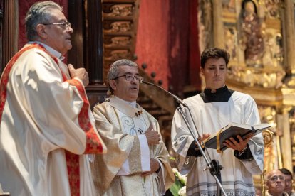 Misa y procesión en honor a la Virgen de Nuestra Señora de San Lorenzo. El alcalde de Valladolid, Jesús Julio Carnero, junto al consejero de la Presidencia, Luis Miguel González Gago, y al presidente de la Diputación de Valladolid, Conrado Íscar y demás autoridades, asisten a la misa solemne en la Catedral en honor a la Virgen de Nuestra Señora de San Lorenzo