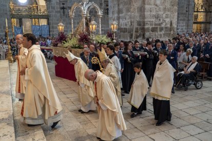 Misa y procesión en honor a la Virgen de Nuestra Señora de San Lorenzo. El alcalde de Valladolid, Jesús Julio Carnero, junto al consejero de la Presidencia, Luis Miguel González Gago, y al presidente de la Diputación de Valladolid, Conrado Íscar y demás autoridades, asisten a la misa solemne en la Catedral en honor a la Virgen de Nuestra Señora de San Lorenzo