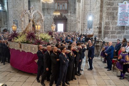 Misa y procesión en honor a la Virgen de Nuestra Señora de San Lorenzo. El alcalde de Valladolid, Jesús Julio Carnero, junto al consejero de la Presidencia, Luis Miguel González Gago, y al presidente de la Diputación de Valladolid, Conrado Íscar y demás autoridades, asisten a la misa solemne en la Catedral en honor a la Virgen de Nuestra Señora de San Lorenzo