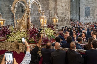 Misa y procesión en honor a la Virgen de Nuestra Señora de San Lorenzo. El alcalde de Valladolid, Jesús Julio Carnero, junto al consejero de la Presidencia, Luis Miguel González Gago, y al presidente de la Diputación de Valladolid, Conrado Íscar y demás autoridades, asisten a la misa solemne en la Catedral en honor a la Virgen de Nuestra Señora de San Lorenzo