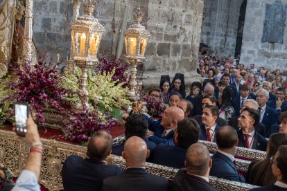 Misa y procesión en honor a la Virgen de Nuestra Señora de San Lorenzo. El alcalde de Valladolid, Jesús Julio Carnero, junto al consejero de la Presidencia, Luis Miguel González Gago, y al presidente de la Diputación de Valladolid, Conrado Íscar y demás autoridades, asisten a la misa solemne en la Catedral en honor a la Virgen de Nuestra Señora de San Lorenzo