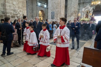 Misa y procesión en honor a la Virgen de Nuestra Señora de San Lorenzo. El alcalde de Valladolid, Jesús Julio Carnero, junto al consejero de la Presidencia, Luis Miguel González Gago, y al presidente de la Diputación de Valladolid, Conrado Íscar y demás autoridades, asisten a la misa solemne en la Catedral en honor a la Virgen de Nuestra Señora de San Lorenzo