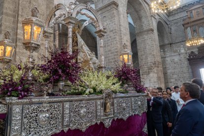 Misa y procesión en honor a la Virgen de Nuestra Señora de San Lorenzo. El alcalde de Valladolid, Jesús Julio Carnero, junto al consejero de la Presidencia, Luis Miguel González Gago, y al presidente de la Diputación de Valladolid, Conrado Íscar y demás autoridades, asisten a la misa solemne en la Catedral en honor a la Virgen de Nuestra Señora de San Lorenzo