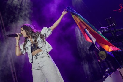Un momento del concierto de Ana Guerra en la plaza Mayor de Valladolid.