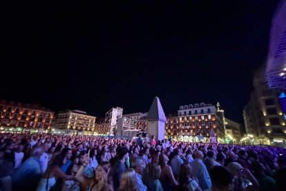Un momento del concierto de Ana Guerra en la plaza Mayor de Valladolid.