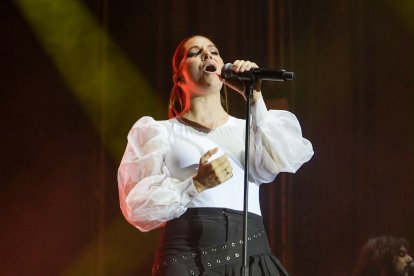 Un momento del concierto de Leire Martínez en la plaza Mayor de Valladolid.