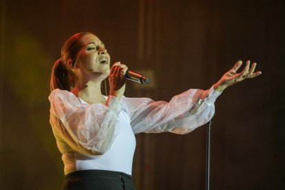 Un momento del concierto de Leire Martínez en la plaza Mayor de Valladolid.