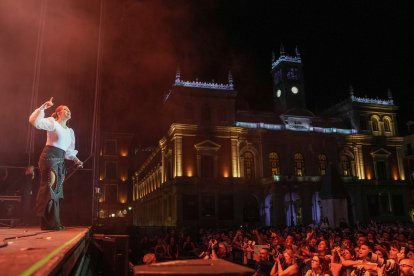 Un momento del concierto de Leire Martínez en la plaza Mayor de Valladolid.