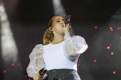 Un momento del concierto de Leire Martínez en la plaza Mayor de Valladolid.