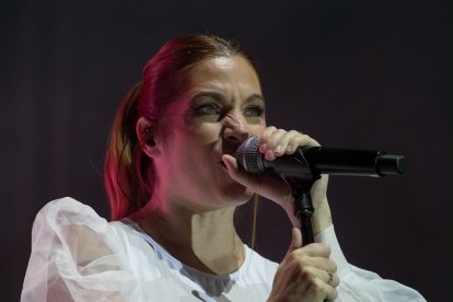 Un momento del concierto de Leire Martínez en la plaza Mayor de Valladolid.