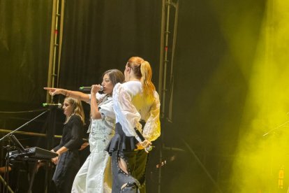 Momento en el que Ana Guerra y Leire Martínez cantan juntas temas de La Oreja de Van Gogh.