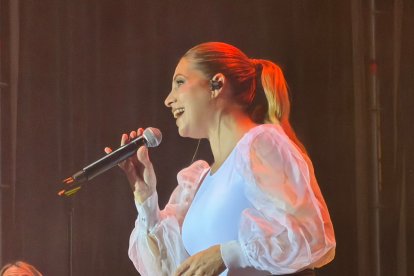 Un momento del concierto de Leire Martínez en la plaza Mayor de Valladolid.