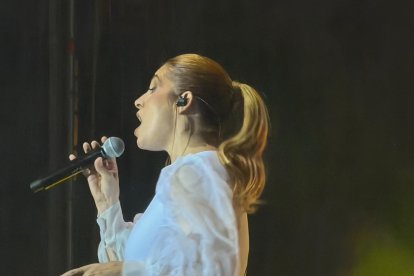 Un momento del concierto de Leire Martínez en la plaza Mayor de Valladolid.
