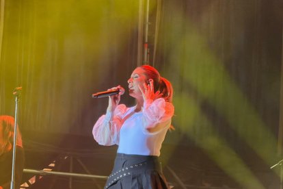 Un momento del concierto de Leire Martínez en la plaza Mayor de Valladolid.