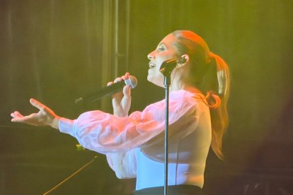 Un momento del concierto de Leire Martínez en la plaza Mayor de Valladolid.