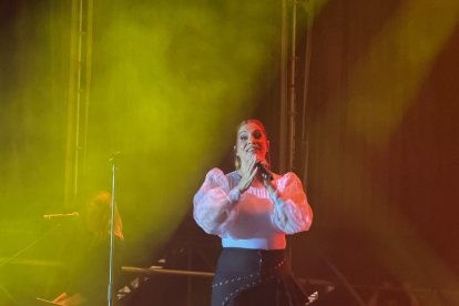 Un momento del concierto de Leire Martínez en la plaza Mayor de Valladolid.