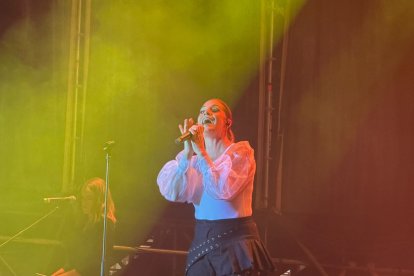 Un momento del concierto de Leire Martínez en la plaza Mayor de Valladolid.