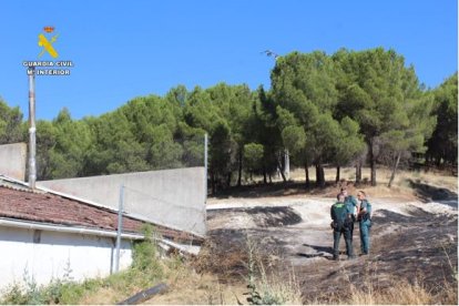 Agentes de la Guardia Civil en el entorno.