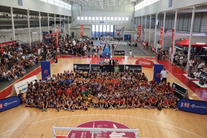 Foto de familia de la Jr NBA-WNBA en su escala en Valladolid.