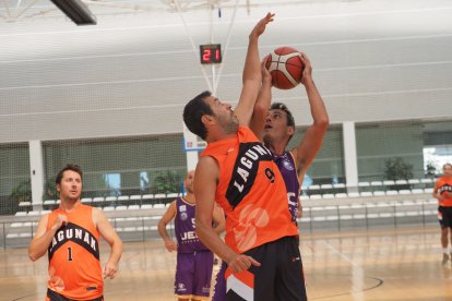 Imagen del I Torneo de baloncesto Veteranos Valladolid celebrado en el pabellón Lalo García.