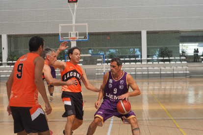 Imagen del I Torneo de baloncesto Veteranos Valladolid celebrado en el pabellón Lalo García.
