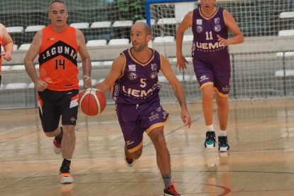 Imagen del I Torneo de baloncesto Veteranos Valladolid celebrado en el pabellón Lalo García.