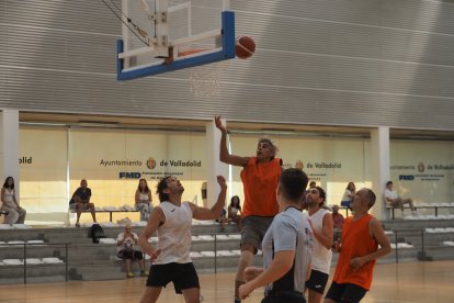 Imagen del I Torneo de baloncesto Veteranos Valladolid celebrado en el pabellón Lalo García.