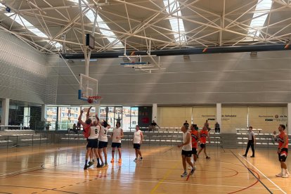 Imagen del I Torneo de baloncesto Veteranos Valladolid celebrado en el pabellón Lalo García.
