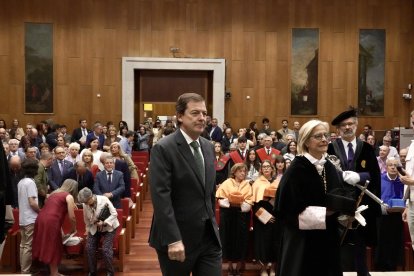 Fernández Mañueco y Garcés entran en el Paraninfo