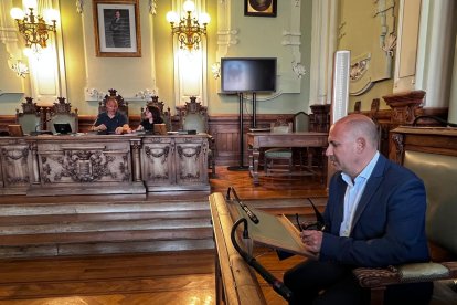 Luis Vélez durante su intervención en el Consejo de Administración de Aquavall. 