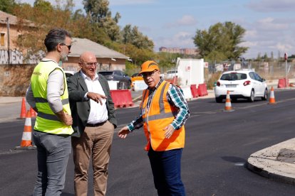El alcalde de Valladolid, Jesús Julio Carnero, visita las actuaciones de rehabilitación en el Camino Viejo de Simancas de Valladolid