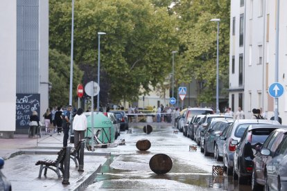 Reventón de una tubería en el paseo del Cauce de Valladolid.