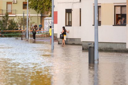 Reventón de una tubería en el paseo del Cauce de Valladolid.