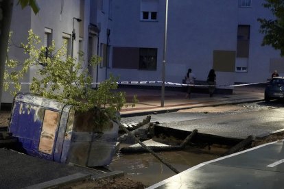 Reventón de una tubería en el paseo del Cauce de Valladolid.