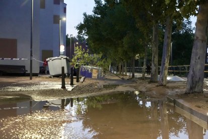 Reventón de una tubería en el paseo del Cauce de Valladolid.