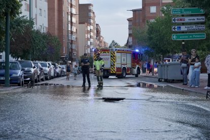 Reventón de una tubería en el paseo del Cauce de Valladolid.