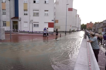 Reventón de una tubería en el paseo del Cauce de Valladolid.