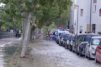 Reventón de una tubería en el paseo del Cauce de Valladolid.