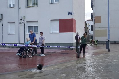 Reventón de una tubería en el paseo del Cauce de Valladolid.