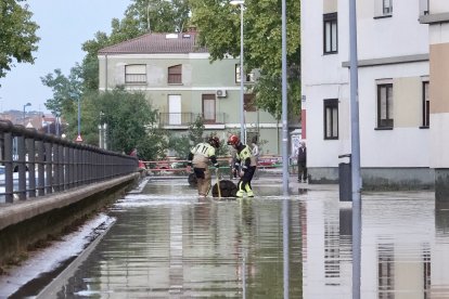 Reventón de una tubería en el paseo del Cauce de Valladolid.