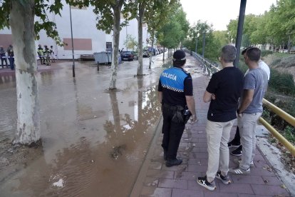 Reventón de una tubería en el paseo del Cauce de Valladolid.