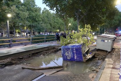Reventón de una tubería en el paseo del Cauce de Valladolid.