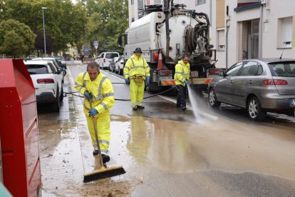 Trabajos de limpieza en la Calle Olmo