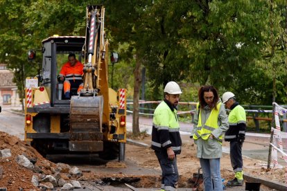 Operarios de AQUAVALL trabajando en la zona del reventón