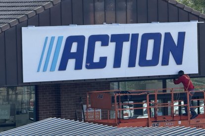 Trabajos para la colocación del letrero de Action en lo que antes era el Aldi de Parquesol.