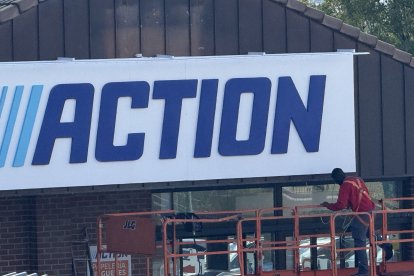 Trabajos para la colocación del letrero de Action en lo que antes era el Aldi de Parquesol.
