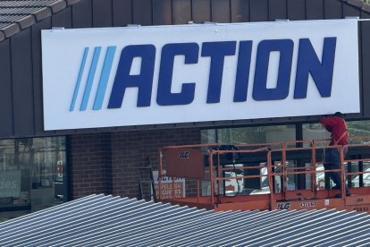 Trabajos para la colocación del letrero de Action en lo que antes era el Aldi de Parquesol.